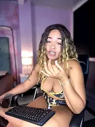 riri_brunnete stripchat stream image