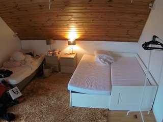 voyeurcam-julmodels-whitebed-2 camsoda stream image