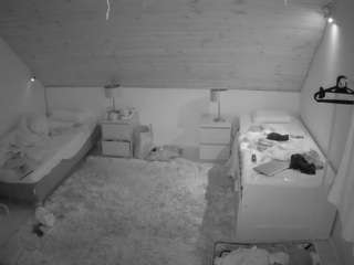 voyeurcam-julmodels-whitebed-2 camsoda stream image