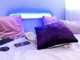 mollyybloom camsoda stream image