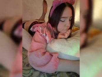 LittleDelora bongacams stream image