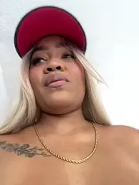 riri_brunnete stripchat stream image