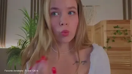 milly_shy stripchat stream image