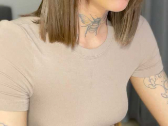 IRAONIC bongacams stream image